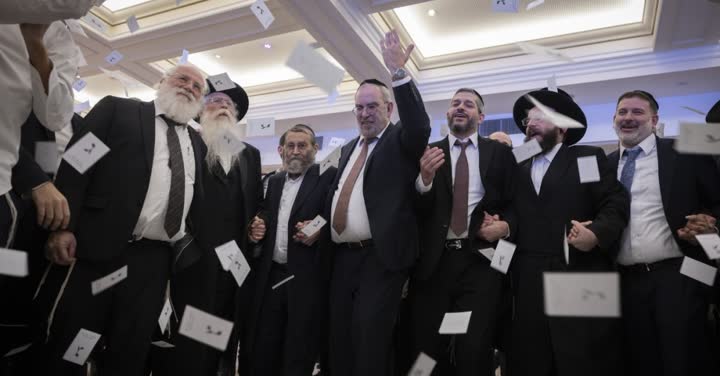 פעילים חוגגים עם פתקי הצבעה באולם