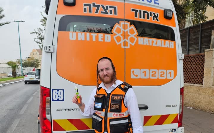 חובש רפואי על רקע אמבולנס