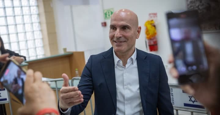 אפי נווה מוקף במצלמות טלפון