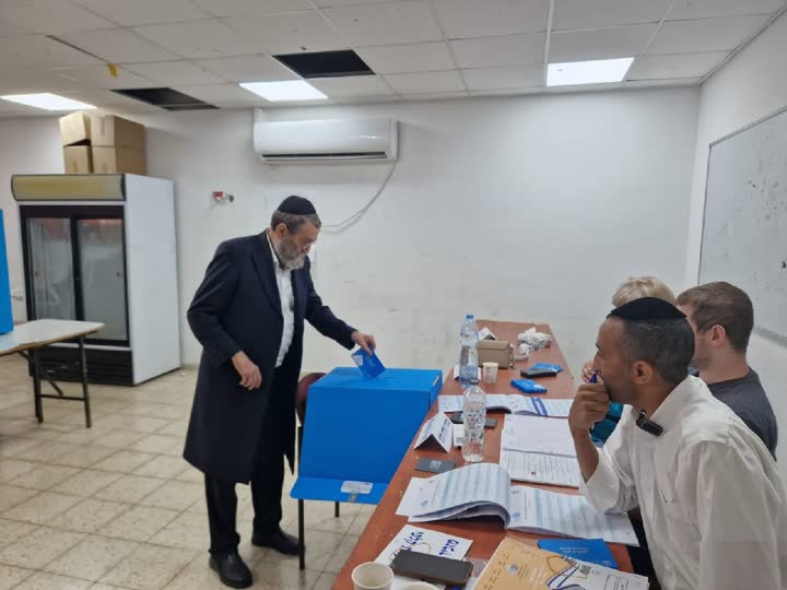 ח״כ משה גפני מצביע בקלפי בבני ברק