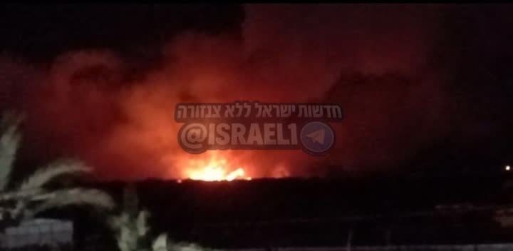 שריפה ותמרות עשן באזור מצר הורמוז