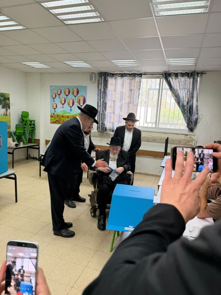 ראש הישיבה מצביע בקלפי