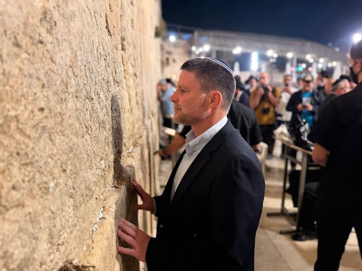 שר האוצר מתפלל בכותל המערבי