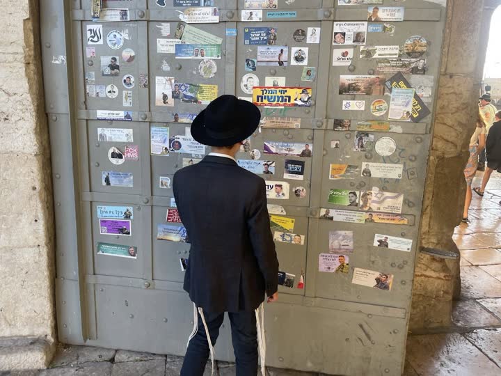 בחור ישיבה מול לוח מודעות