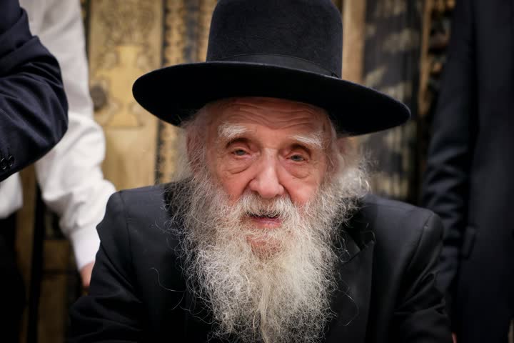 רב חובש כובע חסידי