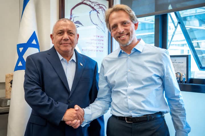פוליטיקאים לוחצים ידיים בעת מינוי רשמי