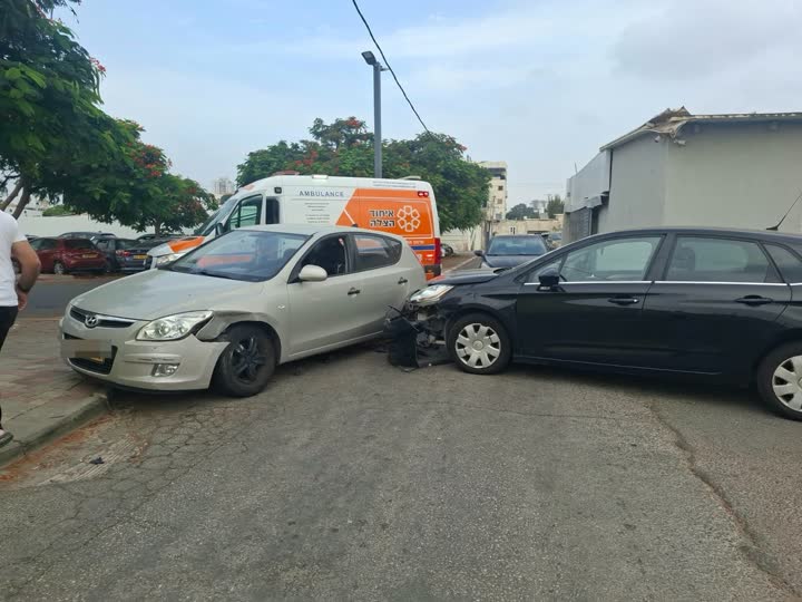 זירת תאונת דרכים בין שני רכבים