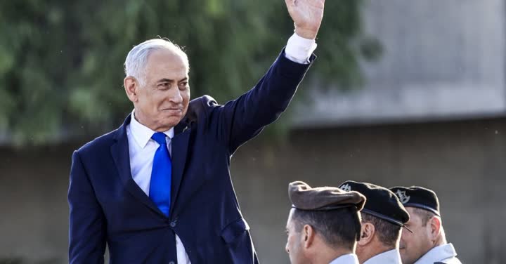 ראש הממשלה מנופף לשלום