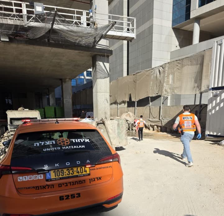 כוחות הצלה באתר בנייה בהרצליה