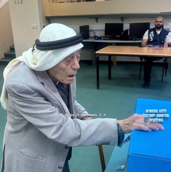 אדם מבוגר מצביע בקלפי