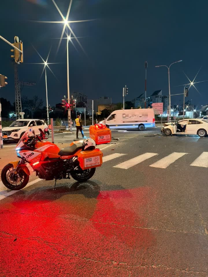זירת תאונת דרכים ברמלה עם כוחות הצלה