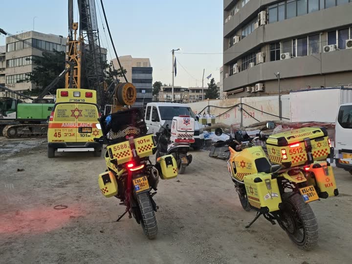כוחות הצלה ורכבי חירום באתר בנייה