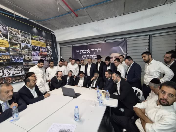 רבנים ופעילים במטה בחירות בבני ברק