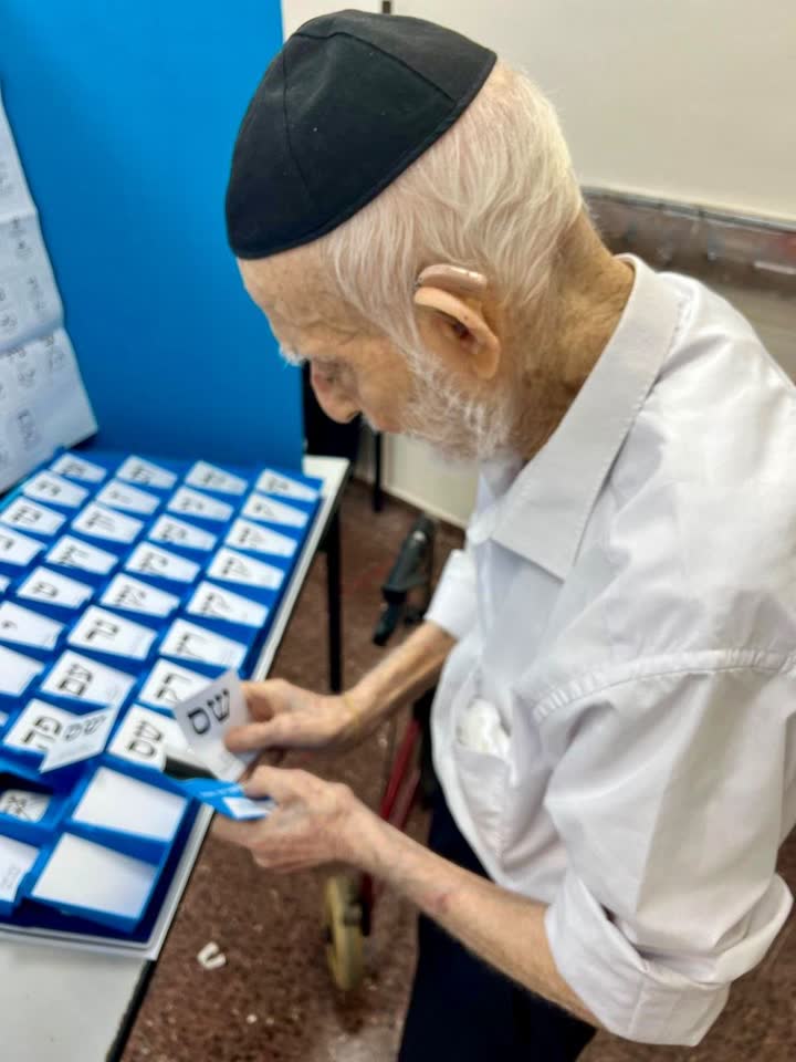 קשיש בן מאה וארבע בוחר בקלפי