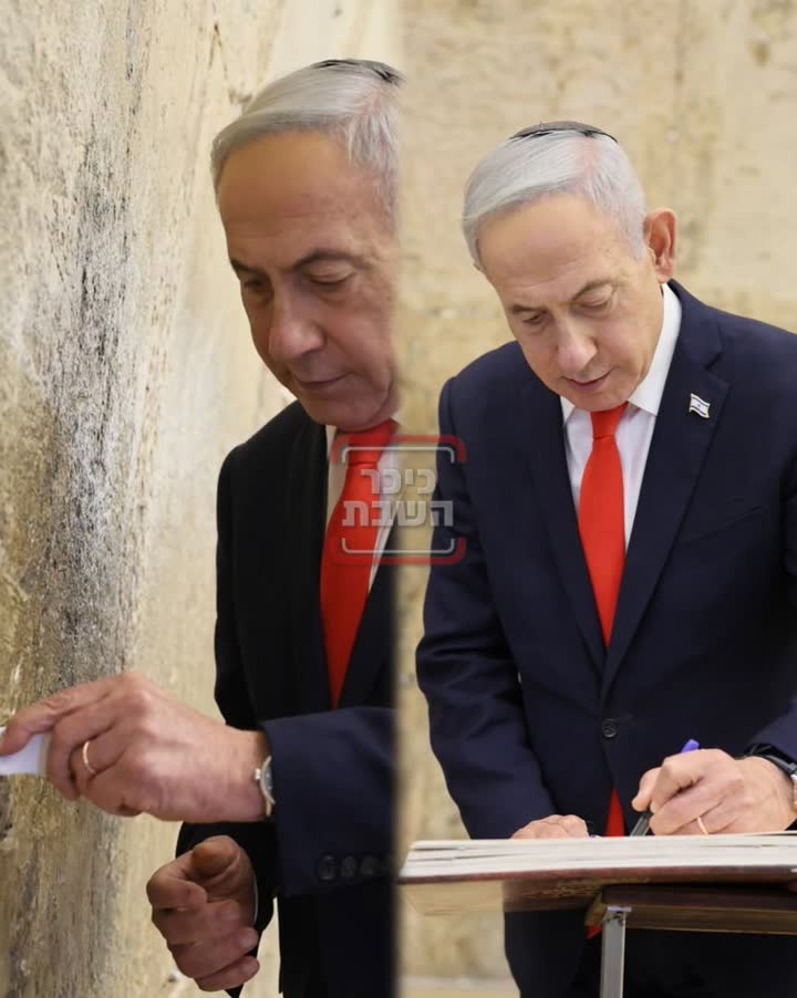 ראש הממשלה כותב ומניח פתק בכותל