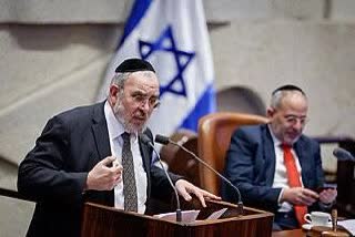 חבר הכנסת נואם במליאת הכנסת