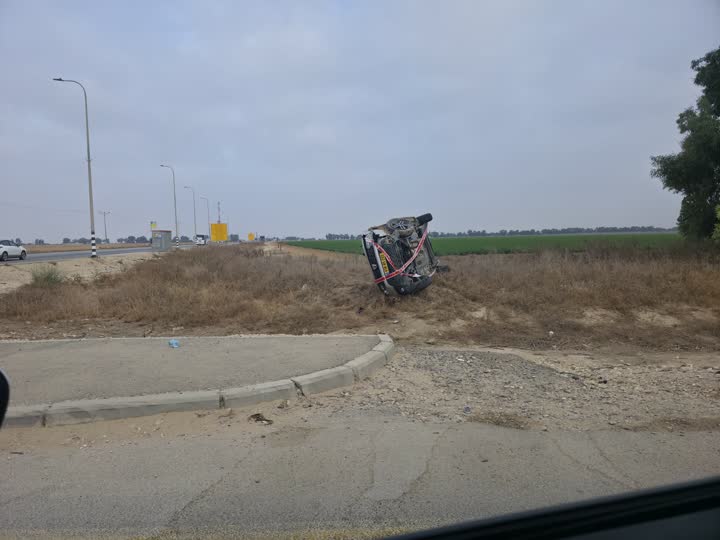 רכב הפוך בצד הדרך