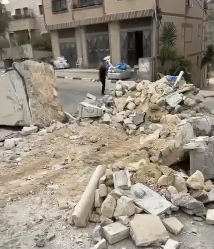 הריסות האנדרטה בשטח