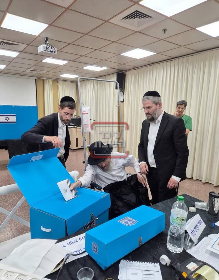 ראש ישיבה בקלפי בעת ההצבעה