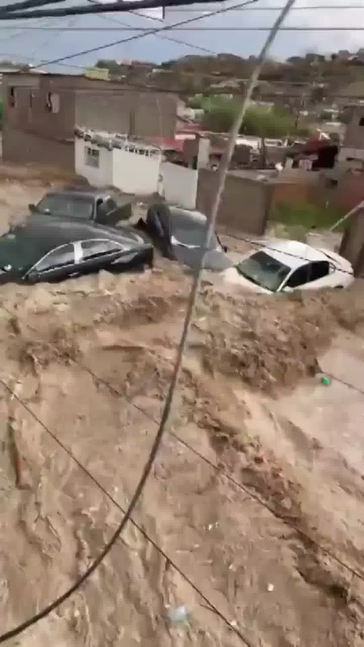 כלי רכב מוצפים במים במקסיקו