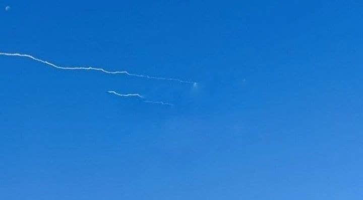 שובלי עשן בשמים בעקבות ניסוי טילים