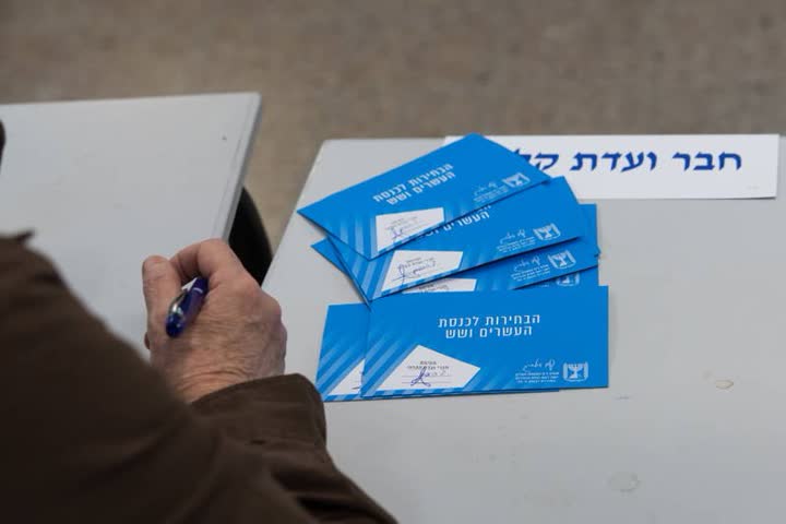 מעטפות הצבעה על שולחן ועדת קלפי