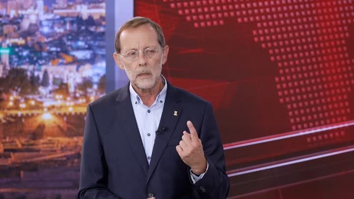 משה פייגלין מתראין באולפן חדשות