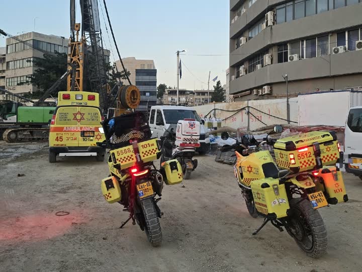 כוחות הצלה ורכבי חירום באתר בנייה