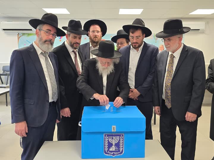 הרב שמעון גלאי מצביע בקלפי
