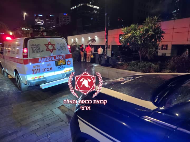 כוחות הצלה וכיבוי בזירת שריפה בתל אביב