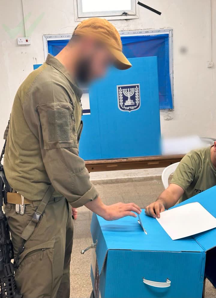 חייל מצביע בקלפי לבחירות