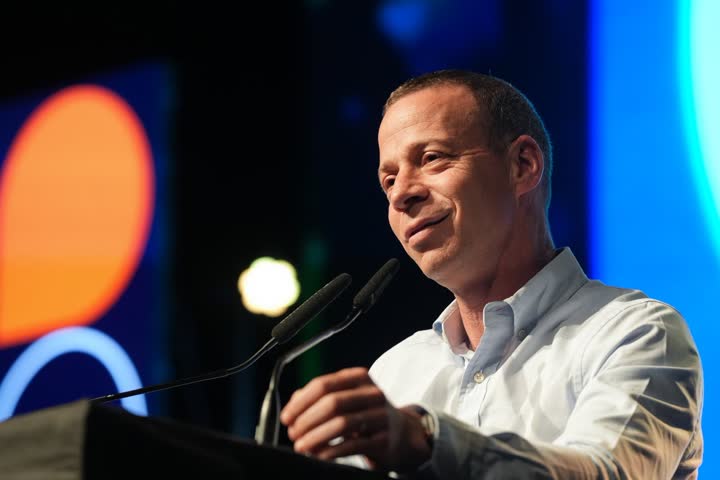עמית סגל נואם באירוע