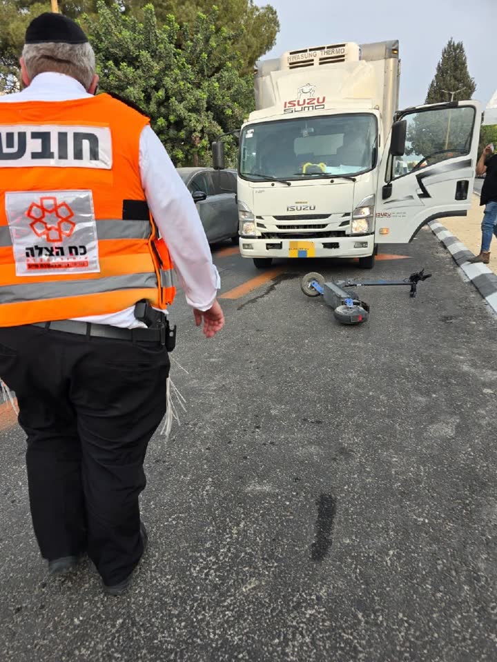 זירת תאונת דרכים בין משאית לקורקינט