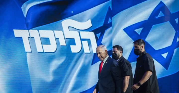 ראש הממשלה באירוע בחירות על רקע דגל ישראל