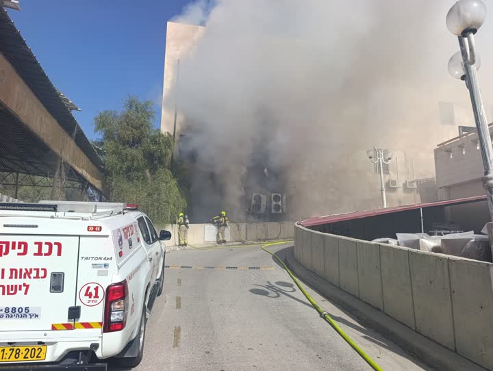לוחמי אש פועלים בשריפת פסולת בנתיבות