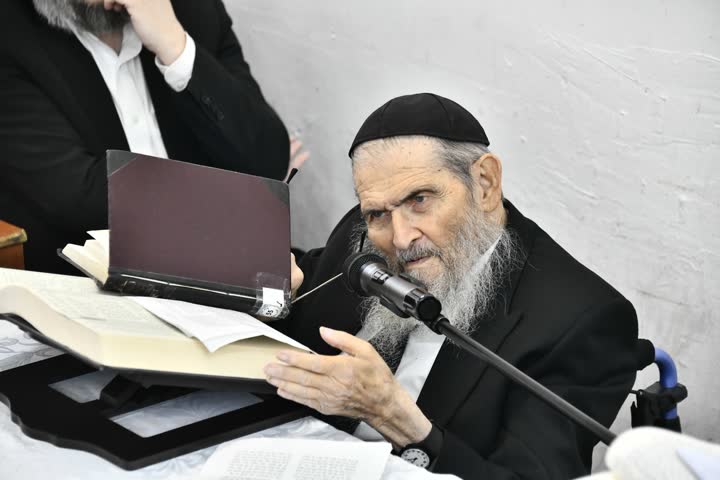 הגאון רבי יצחק הקר בלימוד