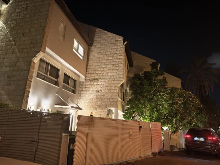 בניין מגורים בבני ברק בלילה