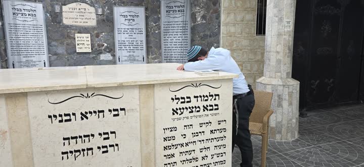 חבר כנסת מתפלל בקבר רבי חייא