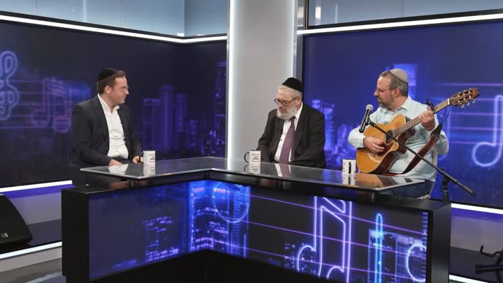 אולפן הפודקאסט עם אורחים וכלי נגינה