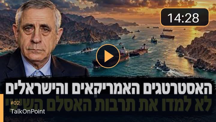 מרדכי קידר לצד תמונת ים ואוניות