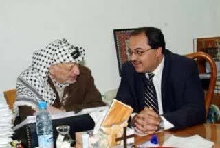 אחמד טיבי עם יאסר ערפאת בעבר