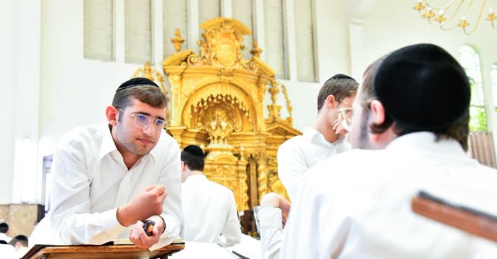 בחורי ישיבה לומדים בהיכל בית המדרש