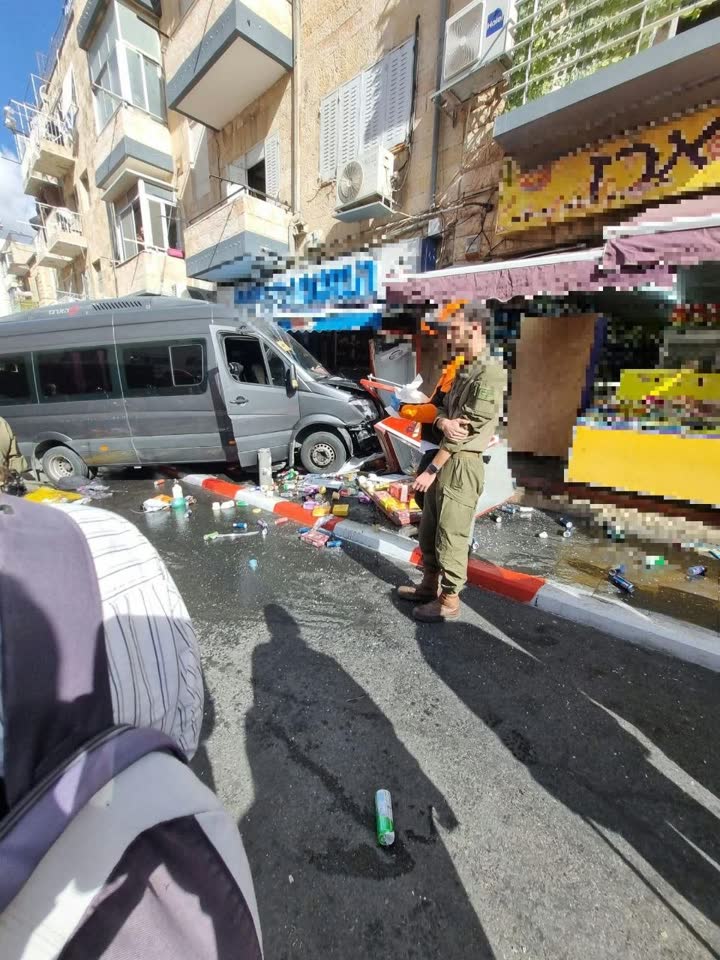 רכב שהתנגש בחנות ברחוב אגריפס