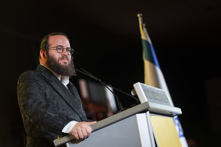 נציג פוליטי נואם מעל דוכן נואמים