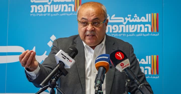 חבר כנסת נושא דברים במסיבת עיתונאים