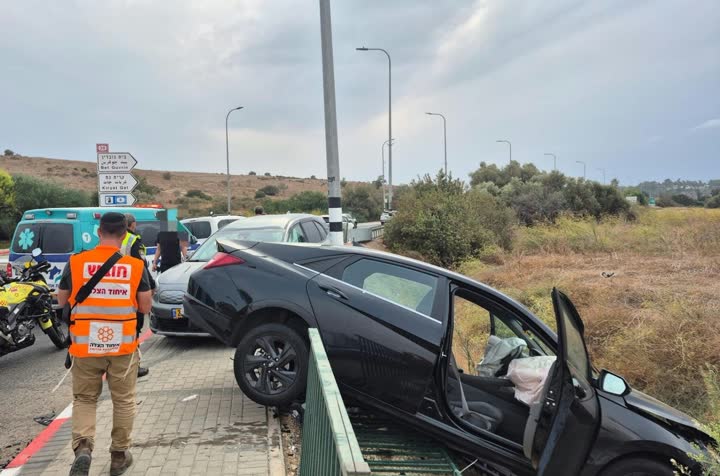 זירת תאונת דרכים בצומת מרכזי