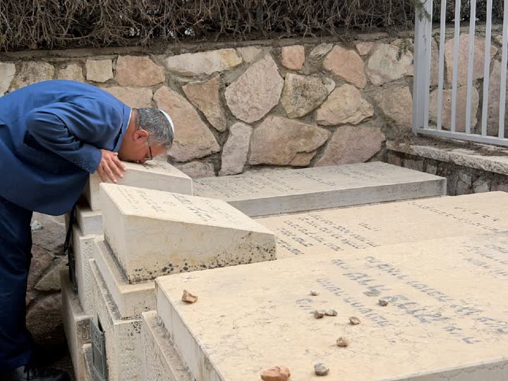 איתמר בן גביר על קבר הוריו